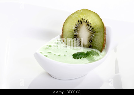 Quark Kiwi, yaourt avec des kiwis et de menthe Banque D'Images