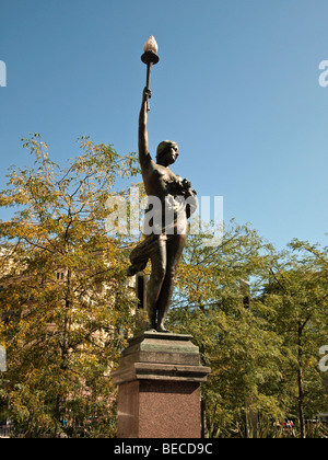 Statue de nymphe et d'éclairage par Alfred Drury Square de la ville de Leeds UK Banque D'Images