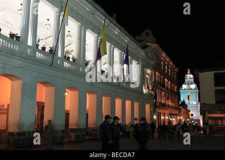 Plaza de Independencia et l'église Saint Augustin de nuit, Quito, Équateur Banque D'Images