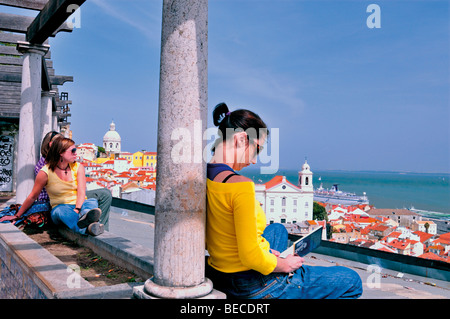 Portugal, Lisbonne : filles assise à la view point Miradouro de Santa Luzia dans le quartier historique Alfama Banque D'Images