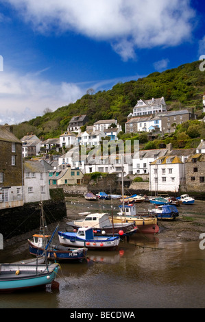 Bateaux de pêche dans le port de Polperro à Cornwall, England, UK Banque D'Images