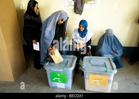 Élections afghanes 20 août 2009 vote des femmes vu par deux fonctionnaires de sexe féminin, l'un portant une burqa mosquée .Ahmady district 6 Banque D'Images