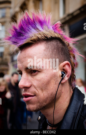Jeune homme punk et avec des cheveux hérissés, Glasgow, Ecosse Banque D'Images
