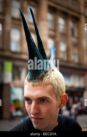 Jeune homme punk et avec des cheveux hérissés. Photographié dans le centre-ville de Glasgow Banque D'Images