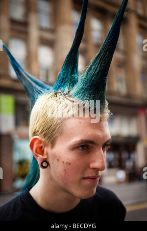 Jeune homme punk et avec des cheveux hérissés. Photographié dans le centre-ville de Glasgow Banque D'Images