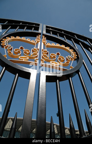 Un centre off ant's-eye view looking up at Royal Crown crest sur la grille d'entrée de l'hippodrome d'Ascot, Berkshire, Royaume-Uni. Banque D'Images