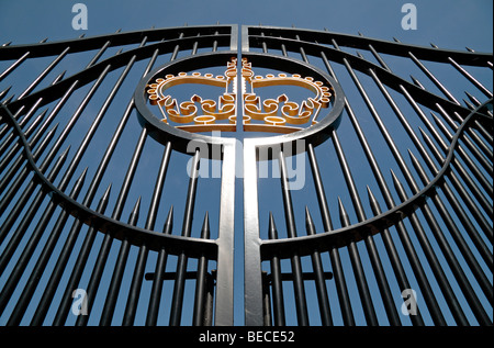 Une fourmi's-eye view looking up at Royal Crown crest sur la grille d'entrée de l'hippodrome d'Ascot, Berkshire, Royaume-Uni. Banque D'Images