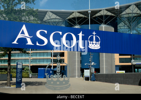 Voir à travers un panneau de verre avec le 'Ascot' nom et logo vers la tribune principale à l''hippodrome d''Ascot, Berkshire, Royaume-Uni. Banque D'Images