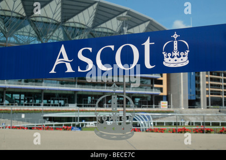 Voir à travers un panneau de verre avec le 'Ascot' nom et logo vers la tribune principale à l''hippodrome d''Ascot, Berkshire, Royaume-Uni. Banque D'Images