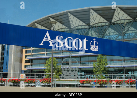 Voir à travers un panneau de verre avec le 'Ascot' nom et logo vers la tribune principale à l''hippodrome d''Ascot, Berkshire, Royaume-Uni. Banque D'Images