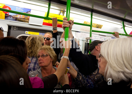 Tube de transport bondé, métro de Londres, Londres, Angleterre Banque D'Images