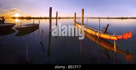 Coucher du soleil à l'embarcadère en Cavallino Harbour, dragon boat, Venise, Italie Banque D'Images