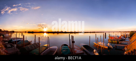 Coucher du soleil à Cavallino Port, bateaux de pêche, vue sur la lagune, Venise, Italie Banque D'Images