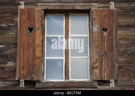 La fenêtre en bois, traditionnellement construit, Zillertal, Autriche