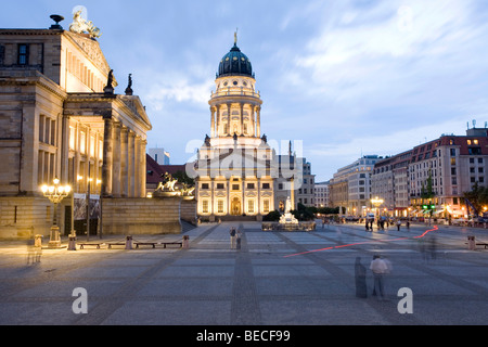 Gendarmenmarkt et cathédrale française le soir, Berlin, Germany, Europe Banque D'Images