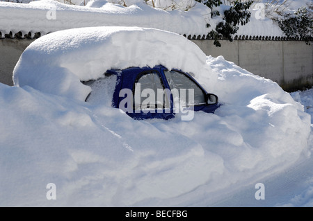 Location de couverts dans la neige profonde sur le bord de la route Banque D'Images