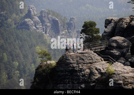 Les touristes sur plate-forme d'observation et de formations rocheuses de la Bastei, la Suisse Saxonne, des montagnes de grès de l'Elbe, État libre de Saxo Banque D'Images