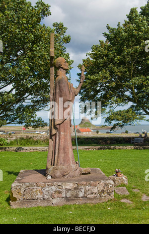Statue de Saint Aidan de Lindisfarne, Holy Island UK Northumberland. Ciel bleu ensoleillé 97075 Prieuré de Lindisfarne Banque D'Images