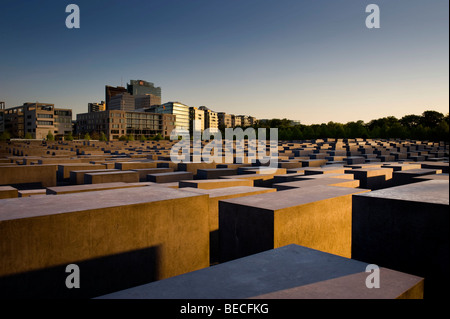 L'humeur du soir au Mémorial aux Juifs assassinés d'Europe, le mémorial de l'Holocauste, en face d'immeubles de grande hauteur sur Potsdam Banque D'Images
