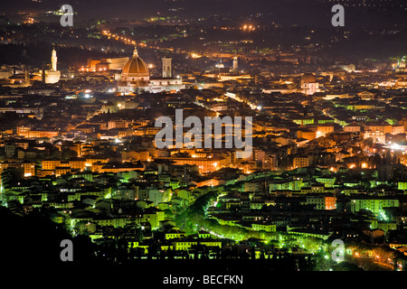 Vue nocturne de Florence de Fiesole. La toscane, italie. Banque D'Images