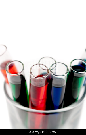 L'accent peu profondes près des tubes à essai remplis de produits chimiques de différentes couleurs Banque D'Images