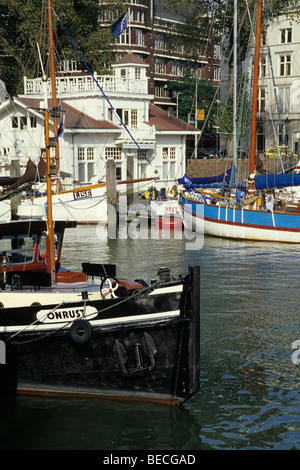 Port pour bateaux à voile, marin traditionnel, dans l'arrière Maison blanche d'une fondation, Stichting Veerhaven Rotterdam, Schee Banque D'Images