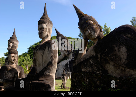 Statue de Bouddha géant et statues de Bouddha Bouddha assis dans le parc, Xieng Khouan, créé par l'artiste Boun Leua Soulilat, Banque D'Images