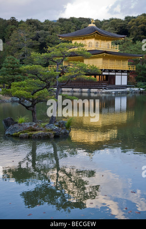 Temple Kinkakuji, le pavillon d'or, l'une des principales sociétés de Kyoto Sites du patrimoine mondial de l'UNESCO Banque D'Images