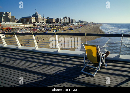 Chaise longue sur de la jetée Scheveningse, vue sur la plage en direction de l'hôtel Steigenberger Kurhaus à Scheveningen, un Banque D'Images