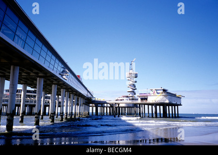 De la jetée Scheveningse sur la plage de Scheveningen, une station balnéaire sophistiqués sur Den Haag voisins néerlandais la mer du Nord Banque D'Images