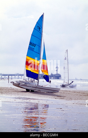 Sailiing colorés bateau sur la plage de Scheveningen, une station balnéaire sur la Den Haag voisins nord néerlandais S Banque D'Images