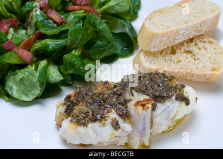 Sea-Devil (Lophius piscatorius) poisson avec des algues et tartare salade de champ (Valerianella locusta) avec bacon grillé une Banque D'Images