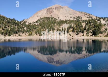 Lassen Peak reflété dans le lac Helen, Lassen Volcanic National Park, California, USA Banque D'Images