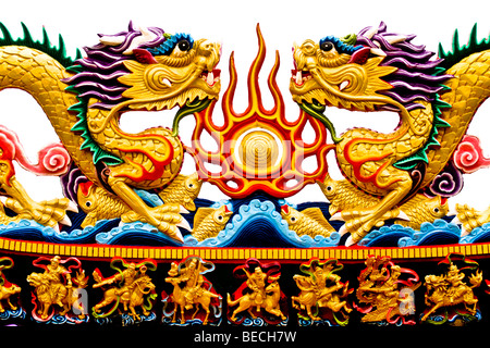 Chine Taiwan Temple taoïste du comté de Pingtung, dragons traditionnels et Flaming Pearl. Banque D'Images