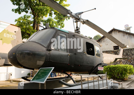 Hélicoptère américain à l'affiche au Musée des débris de guerre à Ho Chi Minh Ville, Vietnam Banque D'Images
