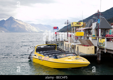 Un jet boat à Queenstown contre une montagne en toile de fond Banque D'Images