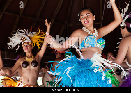 Des danseurs traditionnels polynésiens de Rarotonga aux îles Cook dans le Pacifique Sud Banque D'Images