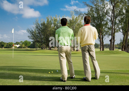 Deux golfeur debout dans un terrain de golf, Biltmore Golf Course, Coral Gables, Florida, USA Banque D'Images