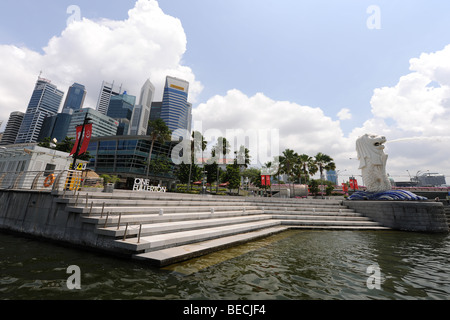 (Merlion, symbole de Singapour) et sur les toits de la ville, Singapour Banque D'Images