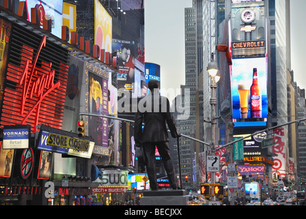 Panneaux de publicité au néon sur Time Square, New York, USA Banque D'Images