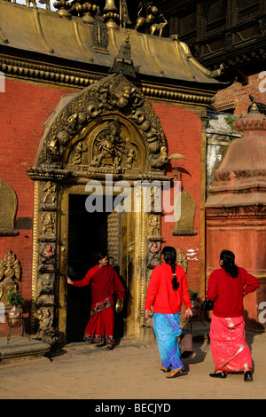 Le Golden Gate, ou bien Dohka est l'entrée principale de la fenêtre 55 Palace sur Durbar Square, Bhaktapur. Banque D'Images