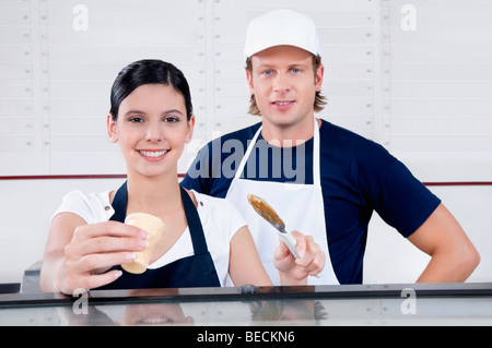 Commis-smiling dans un glacier Banque D'Images