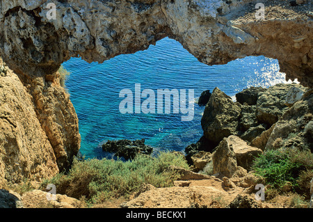 Arch Rock près de cape Gkreko, côte sud-est de l'île, Chypre, Grèce Banque D'Images