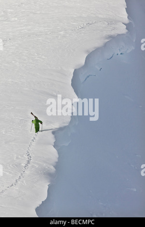 Ski freestyle sur le chemin d'une piste de ski alpin marchant le long d'une corniche, Hochfuegen, vallée de Zillertal, Tyrol du Nord, Autriche, EUR Banque D'Images