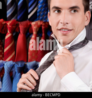 Businessman essayer sur une cravate dans un magasin de vêtements Banque D'Images
