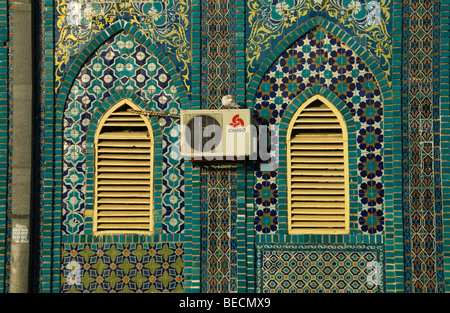 La province de Balkh . Mazar-i-Sharif. Tombeau de Hazrat Ali. Carrelage traditionnel et climatisation de la mosquée et tombeau de Hazrat Banque D'Images