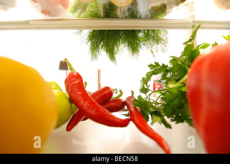 Les légumes d'un réfrigérateur vue de l'intérieur Banque D'Images