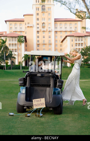 Couple dans une voiturette de golf, Biltmore Golf Course, Biltmore Hotel, Coral Gables, Florida, USA Banque D'Images