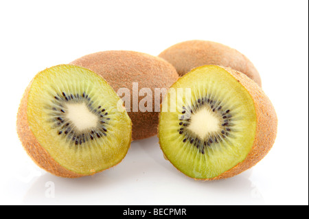 Kiwi frais avec une coupure isolated over white Banque D'Images