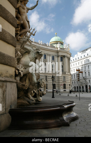 Michaelertrakt, Michael aile avec cuppola de château Hofburg et fontaine en marbre 'Oesterreichs Macht zur See und zu Lande' Austr Banque D'Images